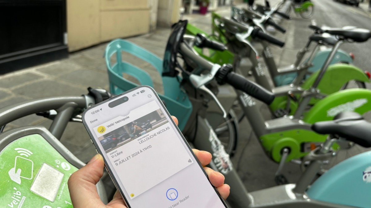 Le passe Vélib sur un iPhone dans Apple Wallet. // Source : Numerama