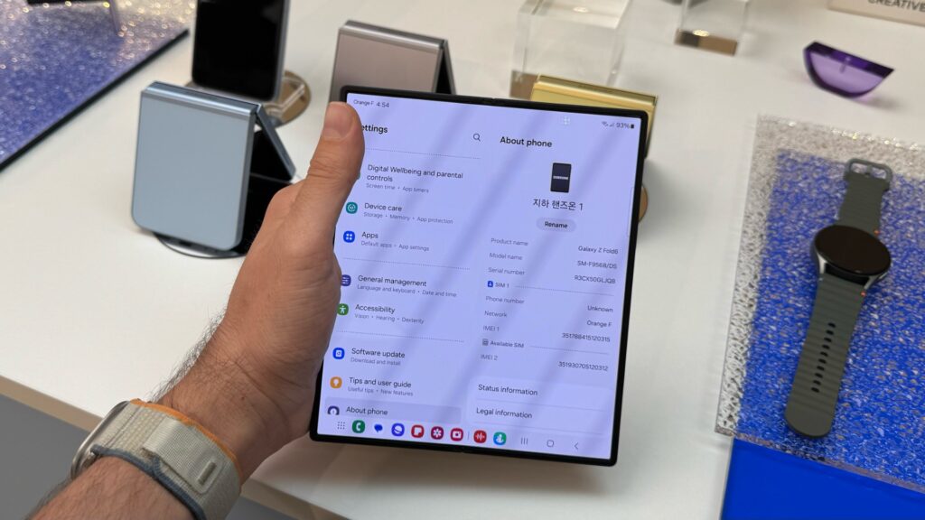 Déplié, l'écran du Galaxy Z Fold 6 a encore moins de bordures. C'est beau, mais le format reste le même. // Source : Numerama