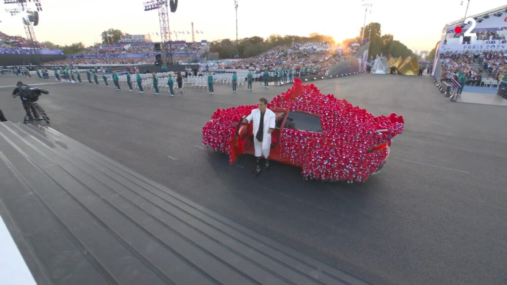 Une Toyota Mirai recouverte de Phryges // Source : Extrait cérémonie d'ouverture France2