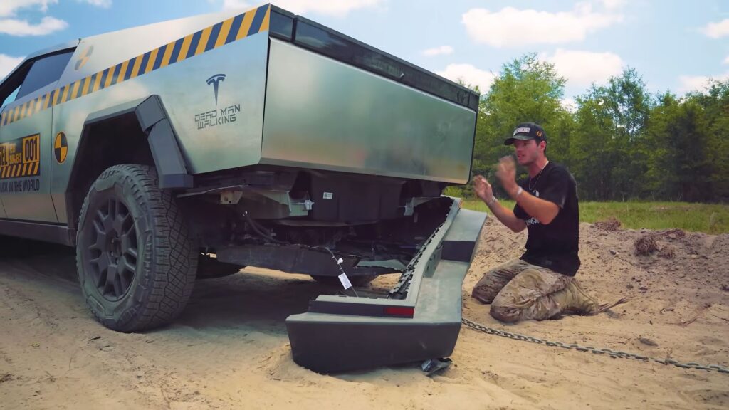 Le Cybertruck a abimé son châssis en tractant // Source : WhistlinDiesel - Youtube