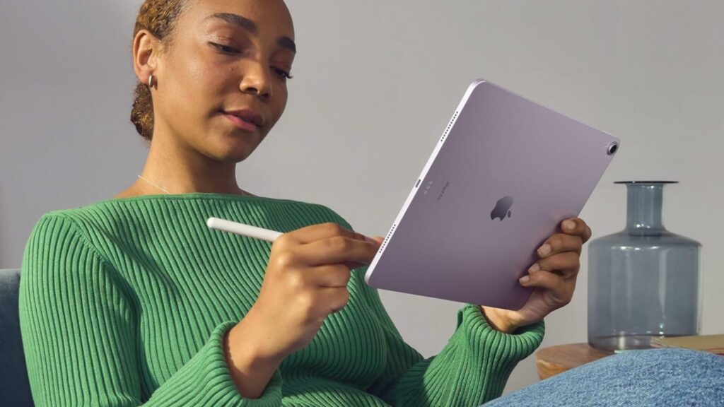 l'iPad Pro M11 offre une bonne prise en main malgré sa taille // Source : Apple