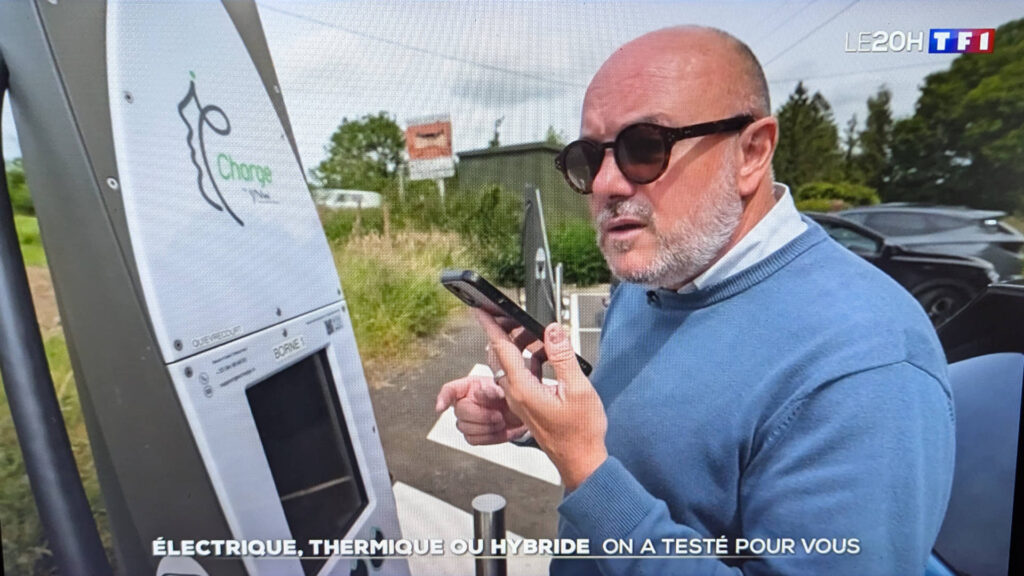 Extrait du reportage TF1 alors qu'à la borne IECharge les deux autres véhicules du tournage sont présents // Source : Capture flux TF1