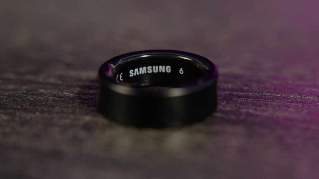 La bague de Samsung n'a pas d'écran ou de point lumineux, elle ne communique aucune info d'elle-même. // Source : Numerama