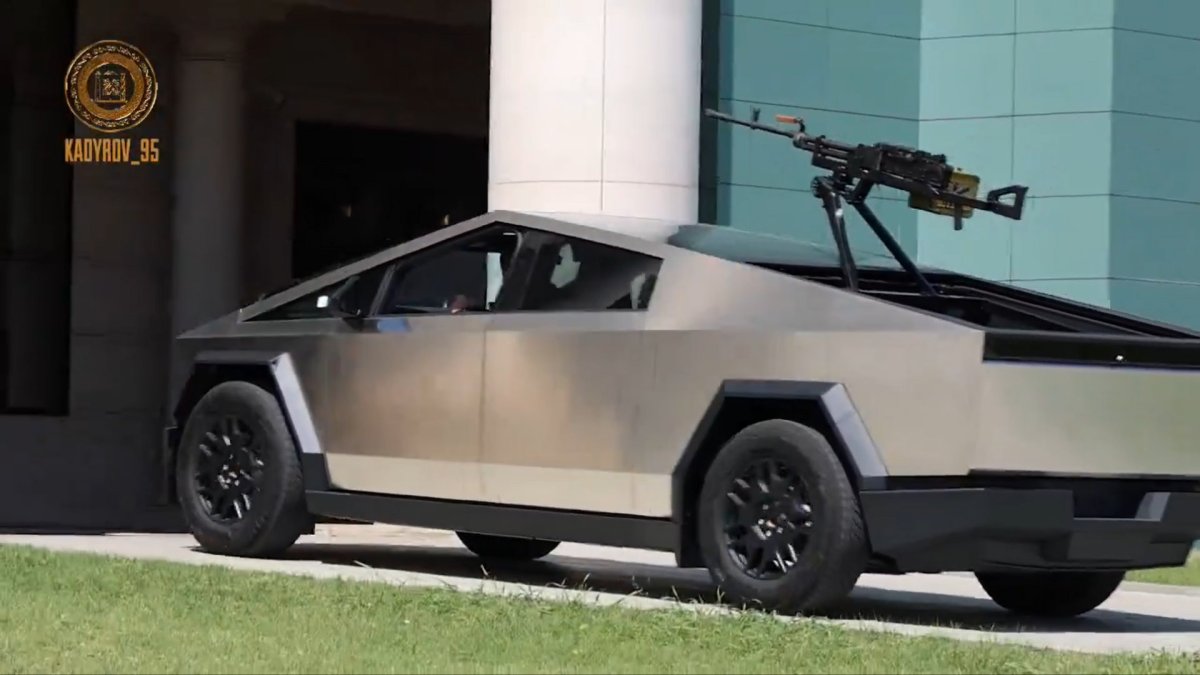 Tesla Cybertruck équipé pour le combat en Ukraine // Source : Extrait vidéo de Kadyrov