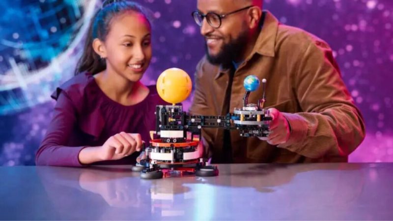 Ce Lego en promotion permet de recréer la Terre et la Lune en orbite