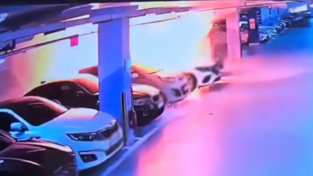 Incendie d'une Mercedes EQE dans un parking en Cor&eacute;e // Source : Capture vid&eacute;o de s&eacute;curit&eacute;