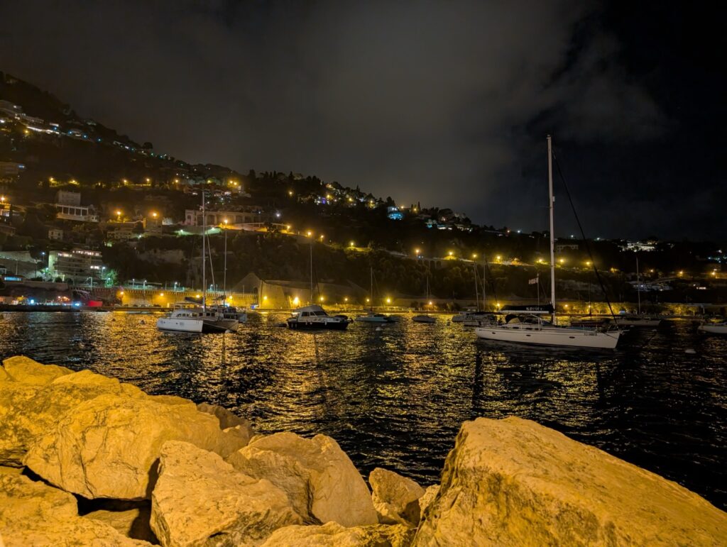 De nuit, la gestion de la lumière est toujours excellente chez Google. Cette photo a été prise avec l'appareil photo standard, sans mode nuit.