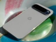 Le Google Pixel 9 Pro XL sur une bouée gonflable en forme de sucette. // Source : Numerama