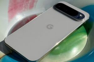 Le Google Pixel 9 Pro XL sur une bouée gonflable en forme de sucette. // Source : Numerama