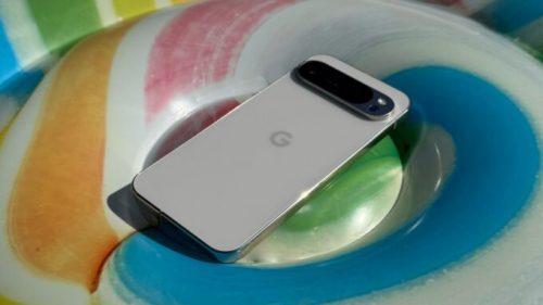 Le Google Pixel 9 Pro XL sur une bouée gonflable en forme de sucette. // Source : Numerama