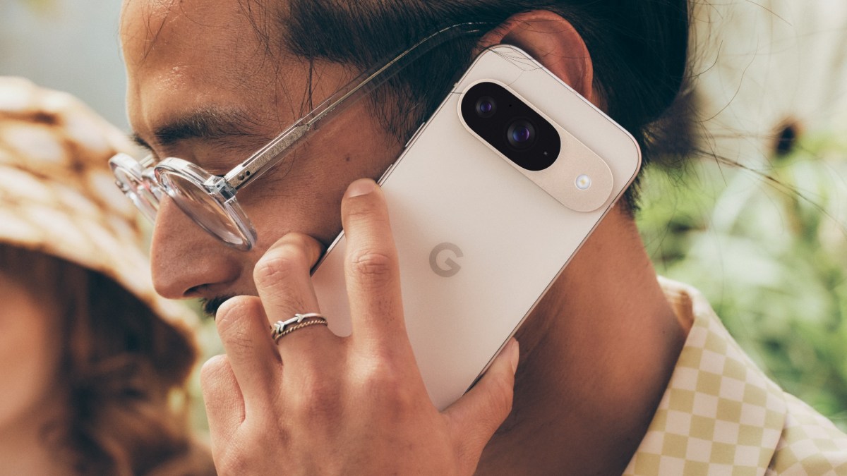 Le Google Pixel 9 est reconnaissable grâce à son double module caméra.