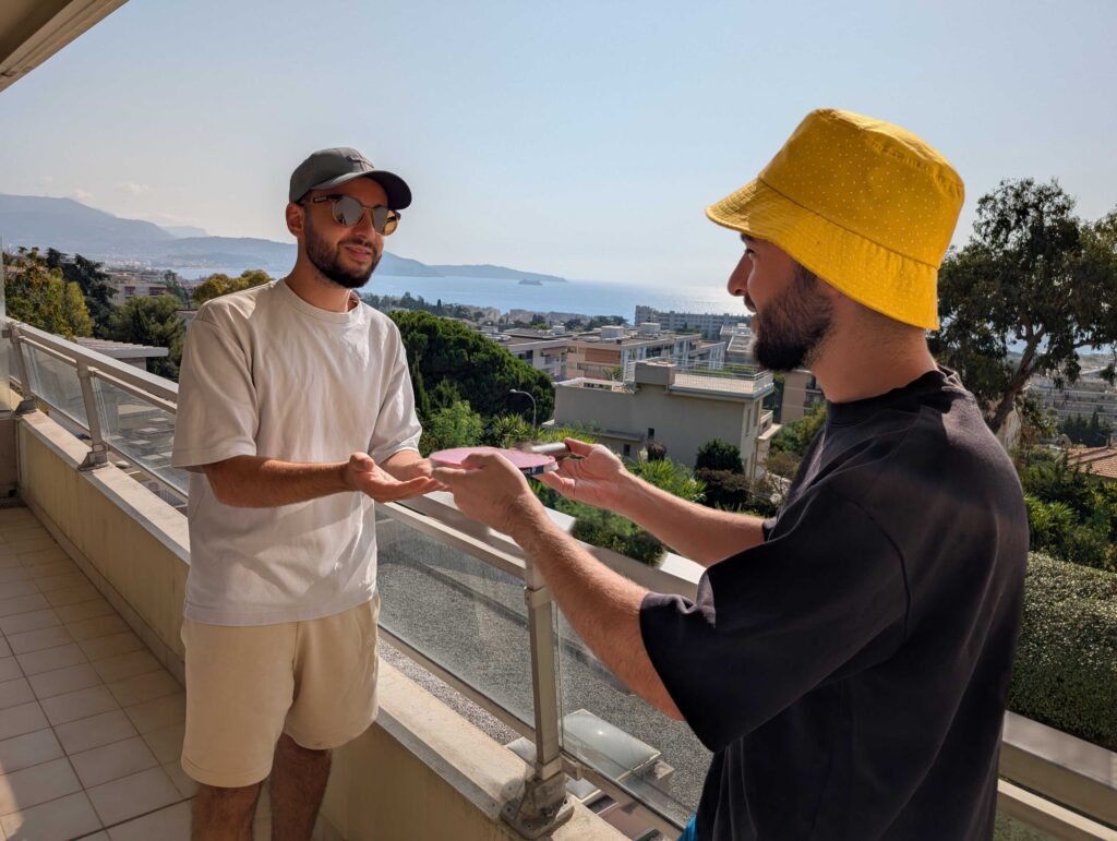 La photo fusionnée par Google, qui s'occupe de mettre les personnes au bon endroit. // Source : Numerama