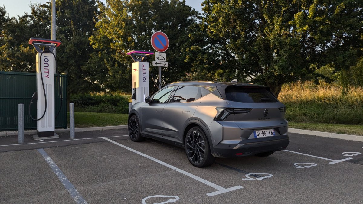 Renault Scénic en charge Ionity  // Source : Raphaelle Baut pour Numerama 