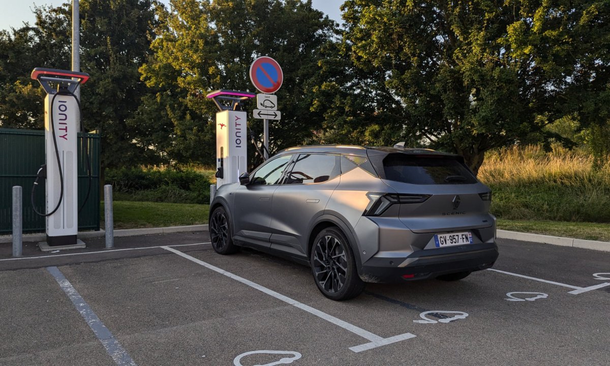 Renault Scénic en charge Ionity  // Source : Raphaelle Baut pour Numerama 