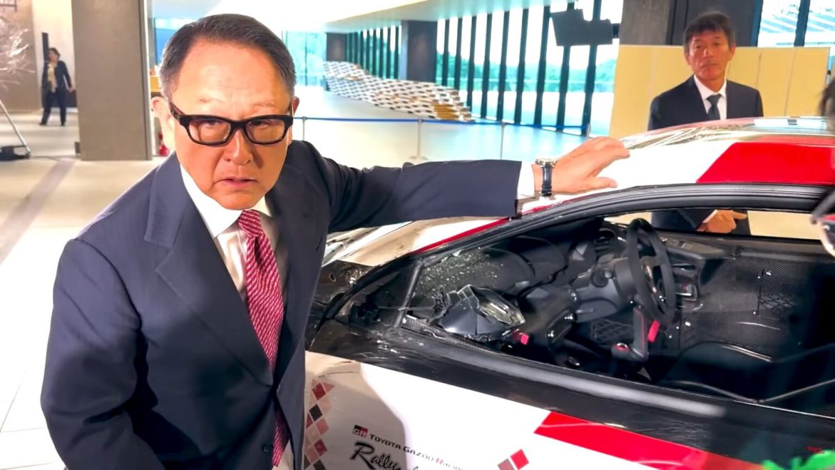 Akio Toyoda devant la voiture qu'il a lui même retourné // Source : Toyota