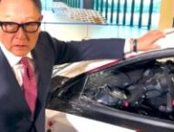 Akio Toyoda devant la voiture qu'il a lui même retourné // Source : Toyota