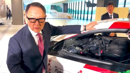 Akio Toyoda devant la voiture qu'il a lui même retourné // Source : Toyota