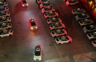 Waymo joue du klaxon  // Source : Capture video Sophia Tung 