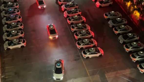 Waymo joue du klaxon  // Source : Capture video Sophia Tung 