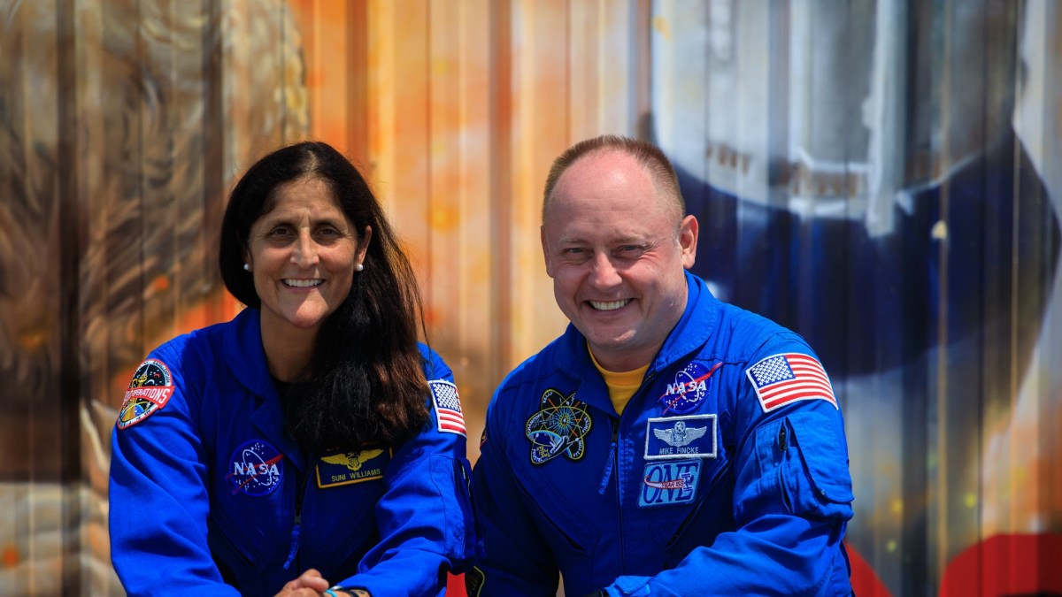 Barry Wilmore et Sunita Williams // Source : NASA/Isaac Watson