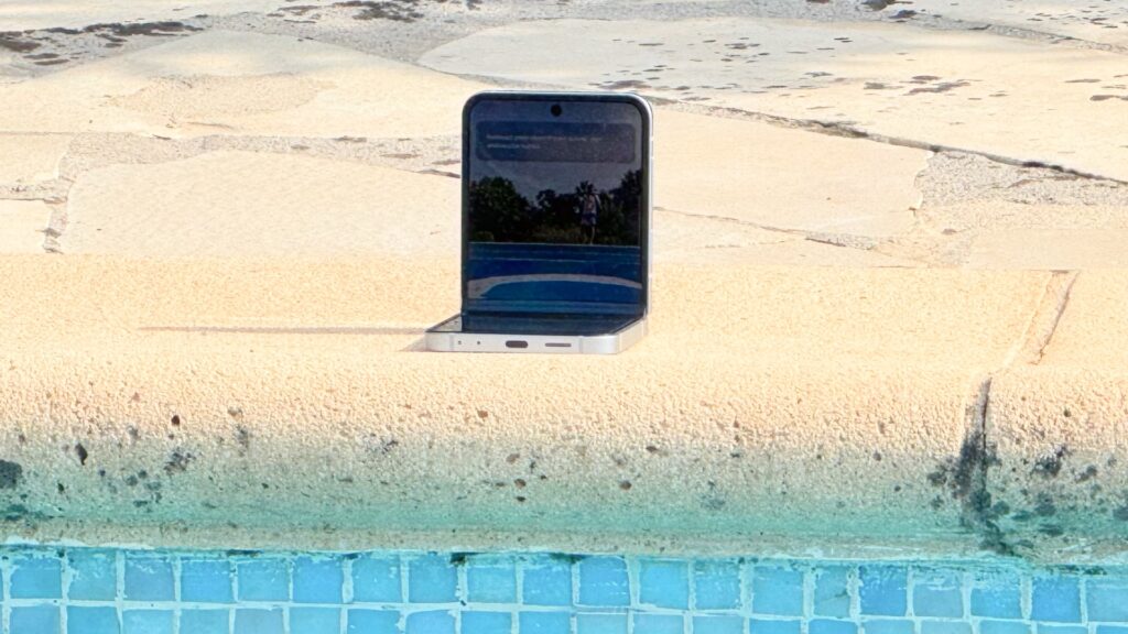 Pour prendre des selfies dans l'eau, quoi de mieux qu'un Z Flip ? On le plie au bord de l'eau et on fait un signe de la main pour déclencher le minuteur.