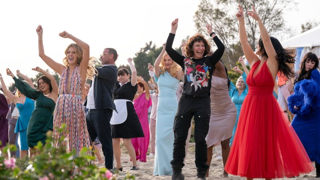 La fameuse séquence, avec la réalisatrice Susanne Bier au centre (en noir) // Source : Hilary Bronwyn Gayle/Netflix