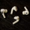 Les AirPods 4 et les AirPods Pro 2. Préférez-vous ouvert ou intra ?  // Source : Nino Barbey pour Numerama