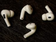 Les AirPods 4 et les AirPods Pro 2. Préférez-vous ouvert ou intra ?  // Source : Nino Barbey pour Numerama