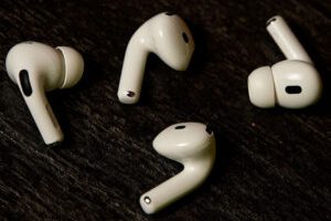 Les AirPods 4 et les AirPods Pro 2. Préférez-vous ouvert ou intra ?  // Source : Nino Barbey pour Numerama