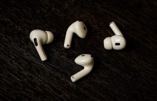 Les AirPods 4 et les AirPods Pro 2. Préférez-vous ouvert ou intra ?  // Source : Nino Barbey pour Numerama