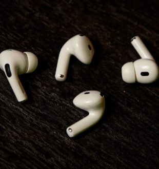 Les AirPods 4 et les AirPods Pro 2. Préférez-vous ouvert ou intra ?  // Source : Nino Barbey pour Numerama