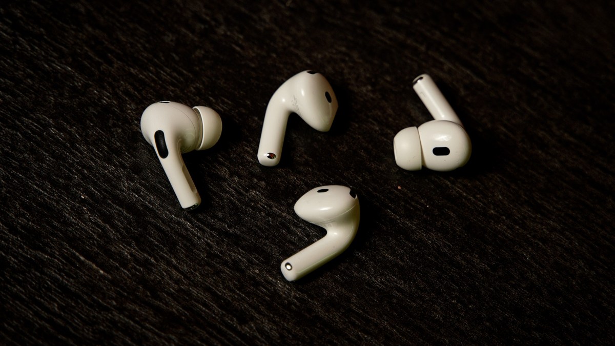 Les AirPods 4 et les AirPods Pro 2. Préférez-vous ouvert ou intra ?  // Source : Nino Barbey pour Numerama