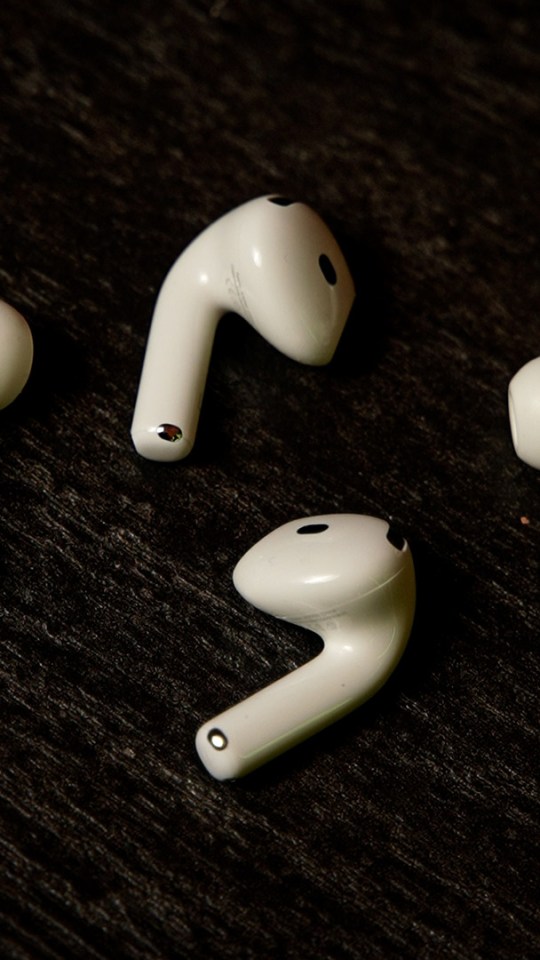 Les AirPods 4 et les AirPods Pro 2. Préférez-vous ouvert ou intra ?  // Source : Nino Barbey pour Numerama