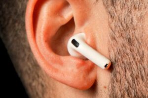 Apple AirPods 4.  // Source : Nino Barbey pour Numerama