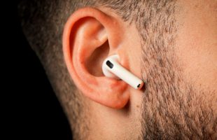 Apple AirPods 4.  // Source : Nino Barbey pour Numerama