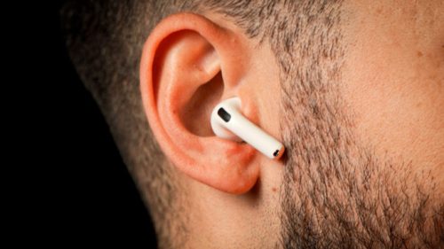 Apple AirPods 4.  // Source : Nino Barbey pour Numerama