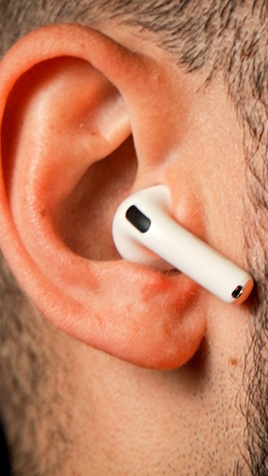 Apple AirPods 4.  // Source : Nino Barbey pour Numerama