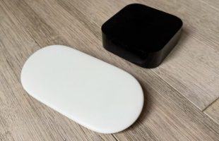 Le Google TV Streamer 4K à côté d'une Apple TV 4K.