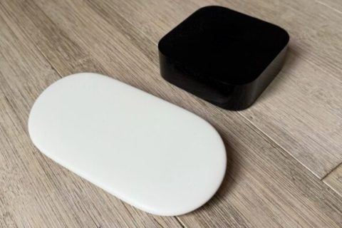 Le Google TV Streamer 4K à côté d'une Apple TV 4K.