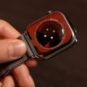 Le dos de l'Apple Watch Series 10, avec un nouveau boîtier en métal qui fait office d'antennes. // Source : Numerama