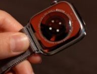 Le dos de l'Apple Watch Series 10, avec un nouveau boîtier en métal qui fait office d'antennes. // Source : Numerama