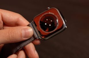 Le dos de l'Apple Watch Series 10, avec un nouveau boîtier en métal qui fait office d'antennes. // Source : Numerama