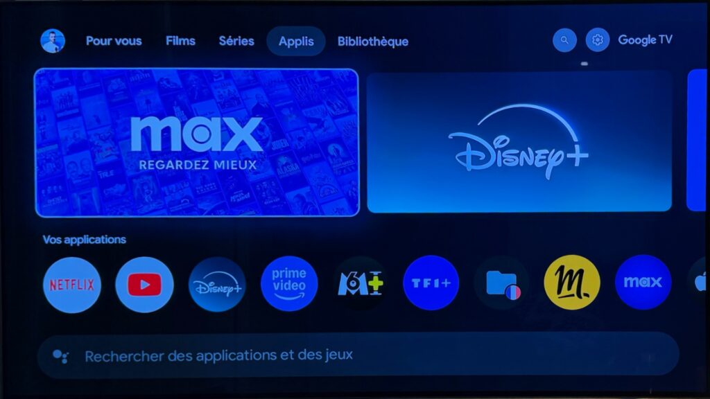 Les applications sont cachées sur le Google TV Streamer 4K, alors que la page d'accueil de l'Apple TV 4K est une grille d'icônes.