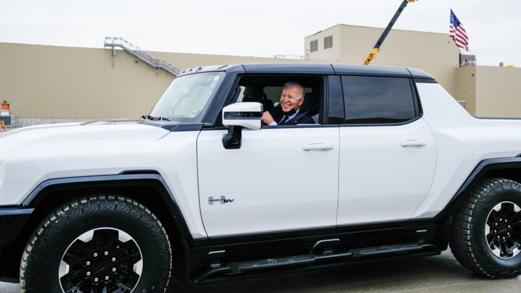 Président Biden au volant du Hummer EV // Source : Compte Potus sur Twitter