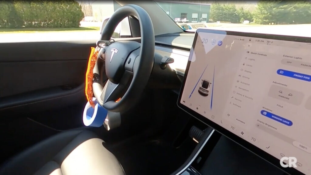 La technique du poids permettait de garder l'Autopilot actif // Source : Consumer Reports