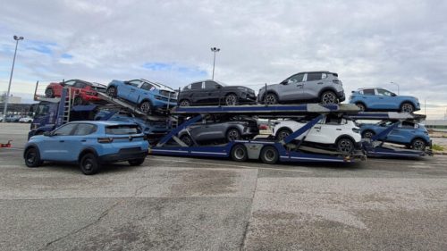 Photo des premiers camions au départ de l'usinepartagée par le patron de Citroën sur Linkedin // Source : Thierry Koskas - Linkedin