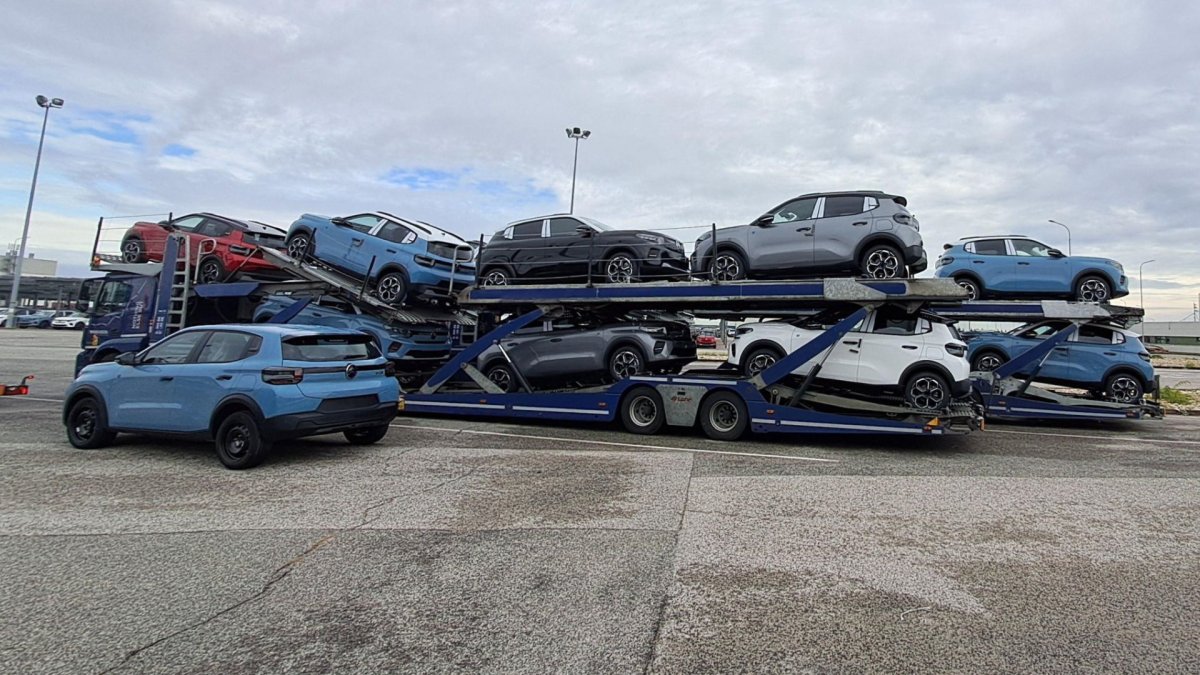 Photo des premiers camions au départ de l'usinepartagée par le patron de Citroën sur Linkedin // Source : Thierry Koskas - Linkedin