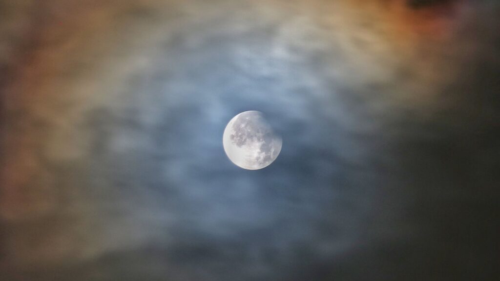 L'éclipse dans les nuages. // Source : Via X @chriscookman1 (photo recadrée)