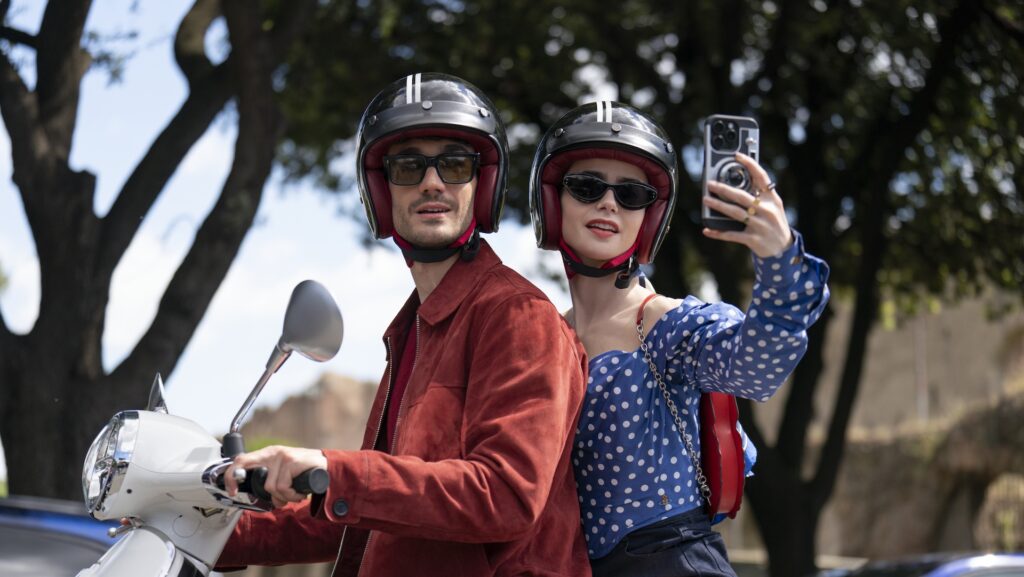 Emily vit sa meilleure dolce vita à Rome // Source : Giulia Parmigiani/Netflix