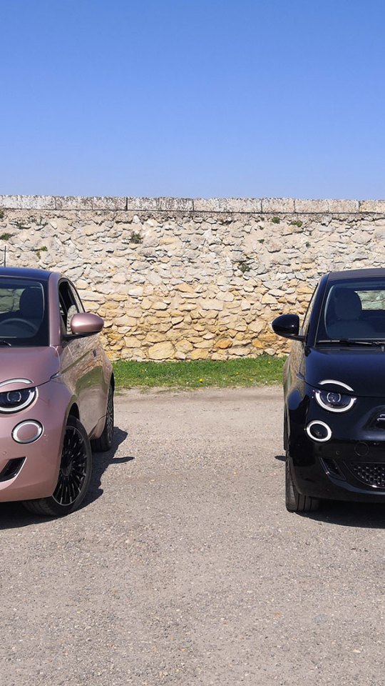 Fiat 500e berline et cabriolet // Source : Raphaelle Baut pour Numerama